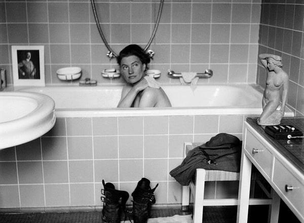 Lee Miller with David E. Scherman, Lee Miller in Hitler’s bathtub, Hitler’s apartment, 1945, 16 Prinzregenttenplatz, Munich, Germany