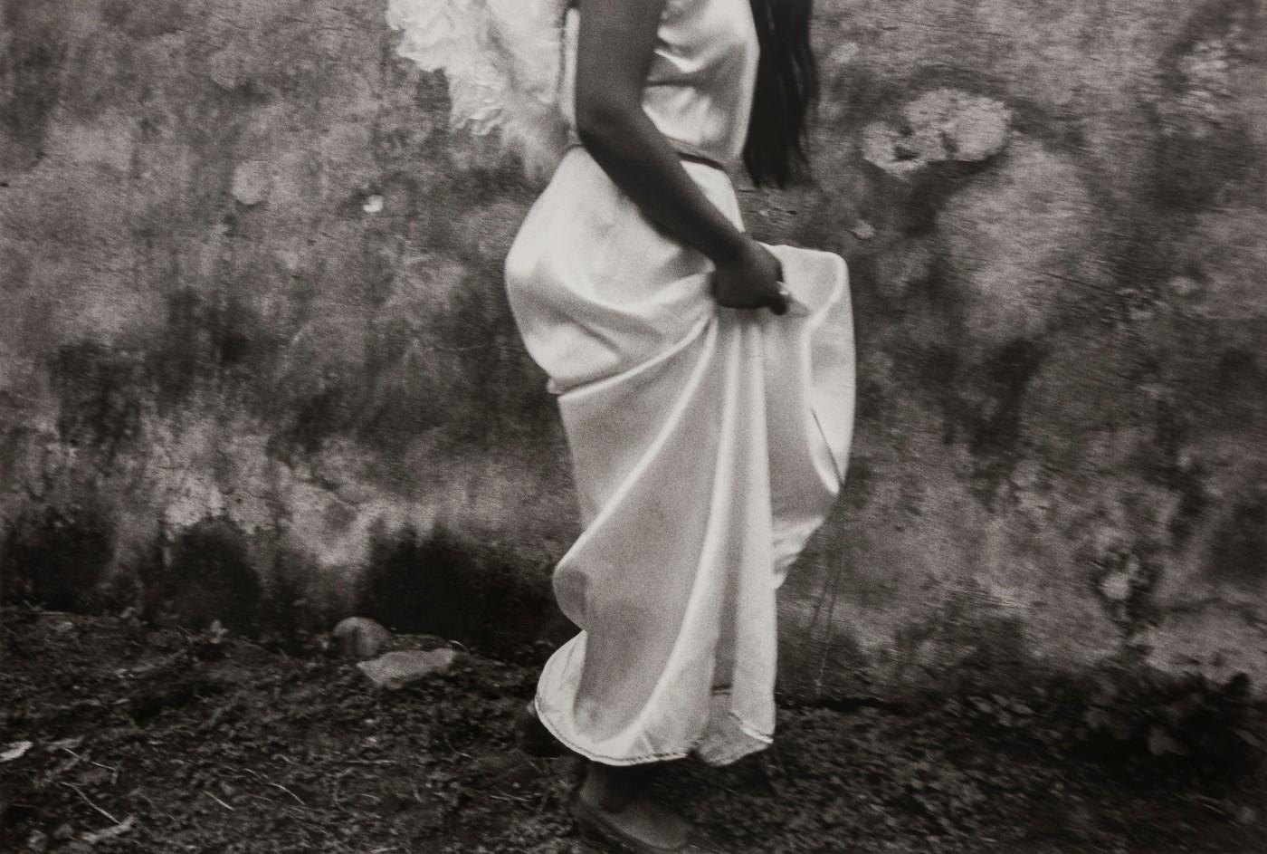 Graciela Iturbide, Fallen from Heaven / Cayó del Cielo, Chalma, México, 1989