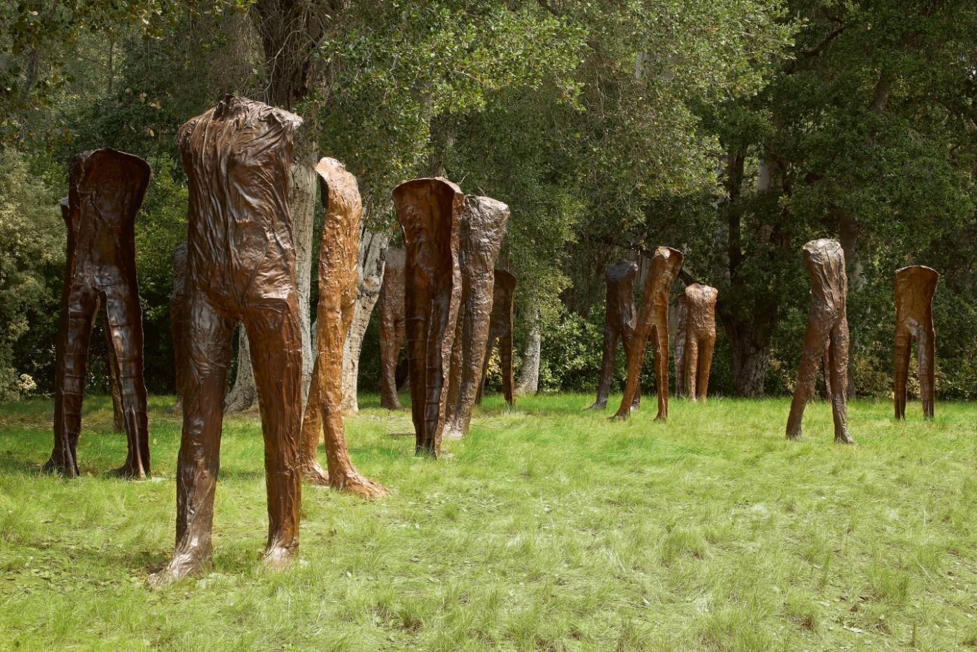 Magdalena Abakanowicz, Caminando (20 Walking Figures), 1998-1999