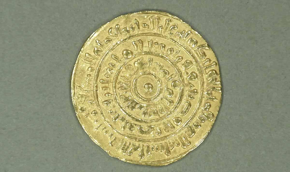 Dinar of al-Mustans ̇ir Billaˉh