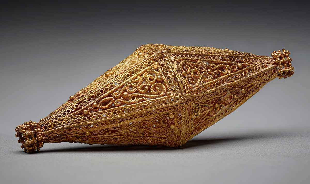 Biconical bead