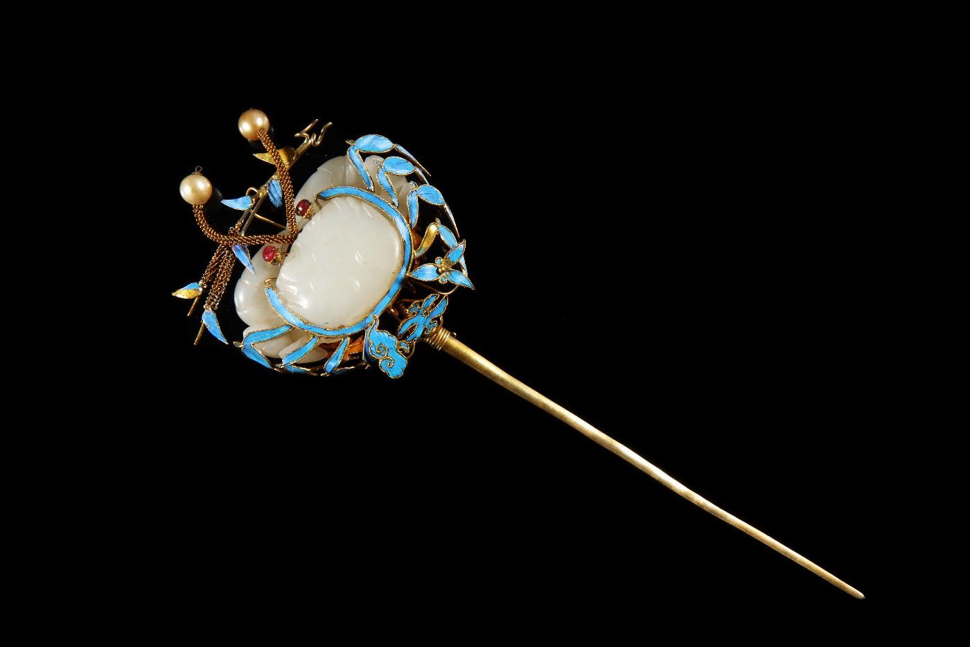 Hairpin with crab and reed