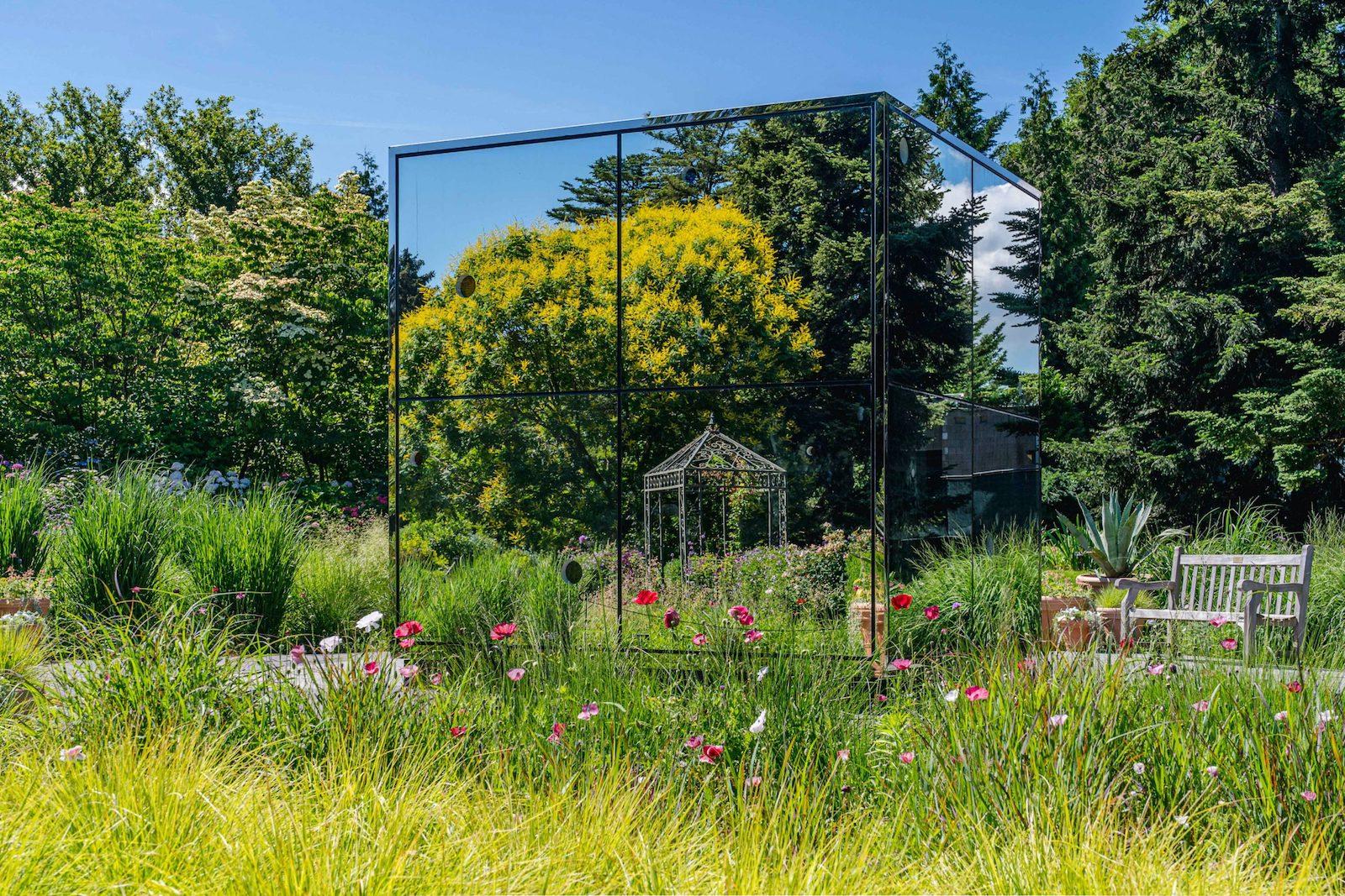 Infinity Mirrored Room—Illusion Inside the Heart, 2020. The New York Botanical Garden, 2021. Mirror-polished stainless steel, glass mirrors, and colored glass.