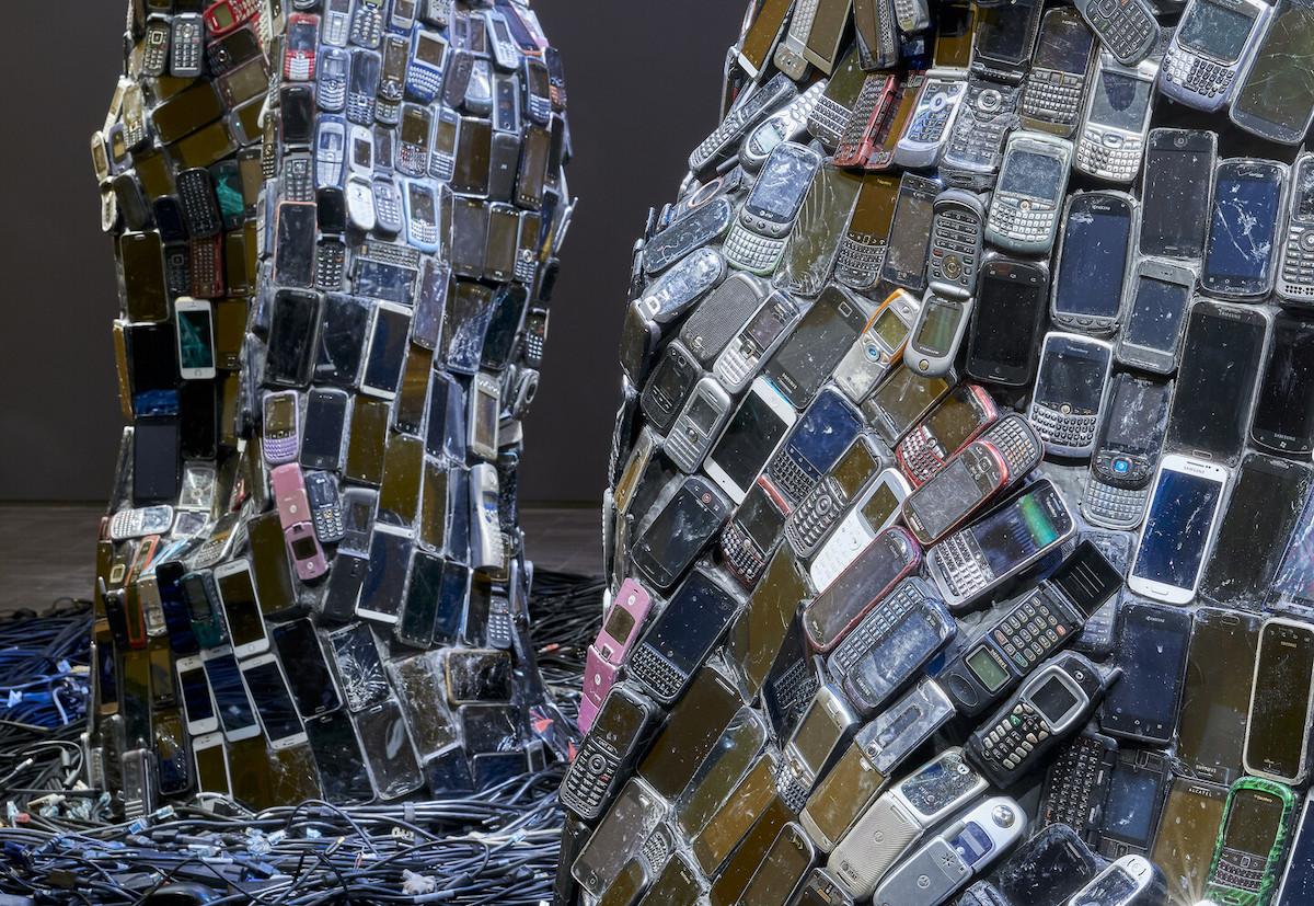 Jean Shin, Huddled Masses, 2020. Cell phones and computer cables.