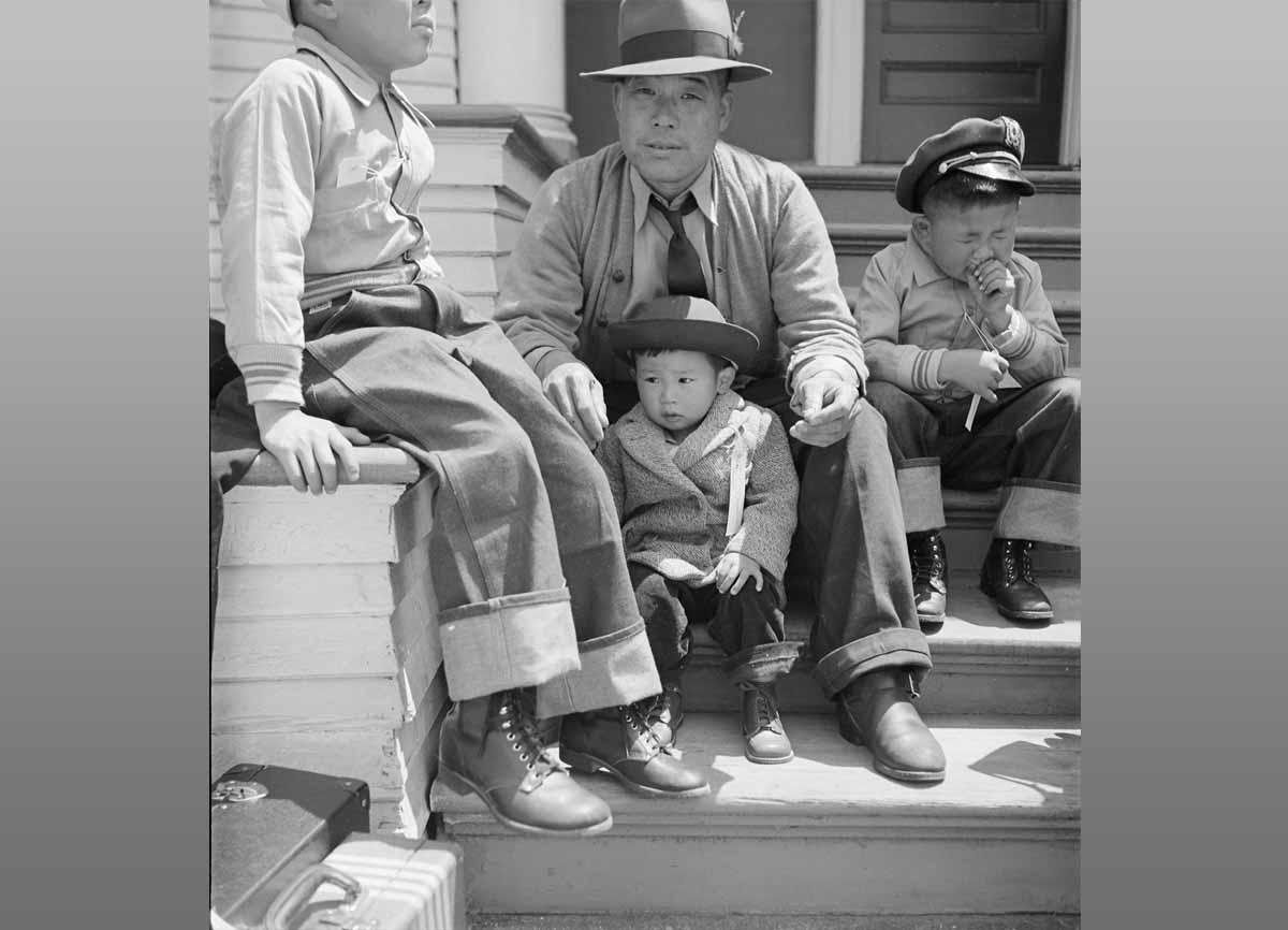 Dorothea Lange, Residents Awaiting Evacuation, Oakland, California.