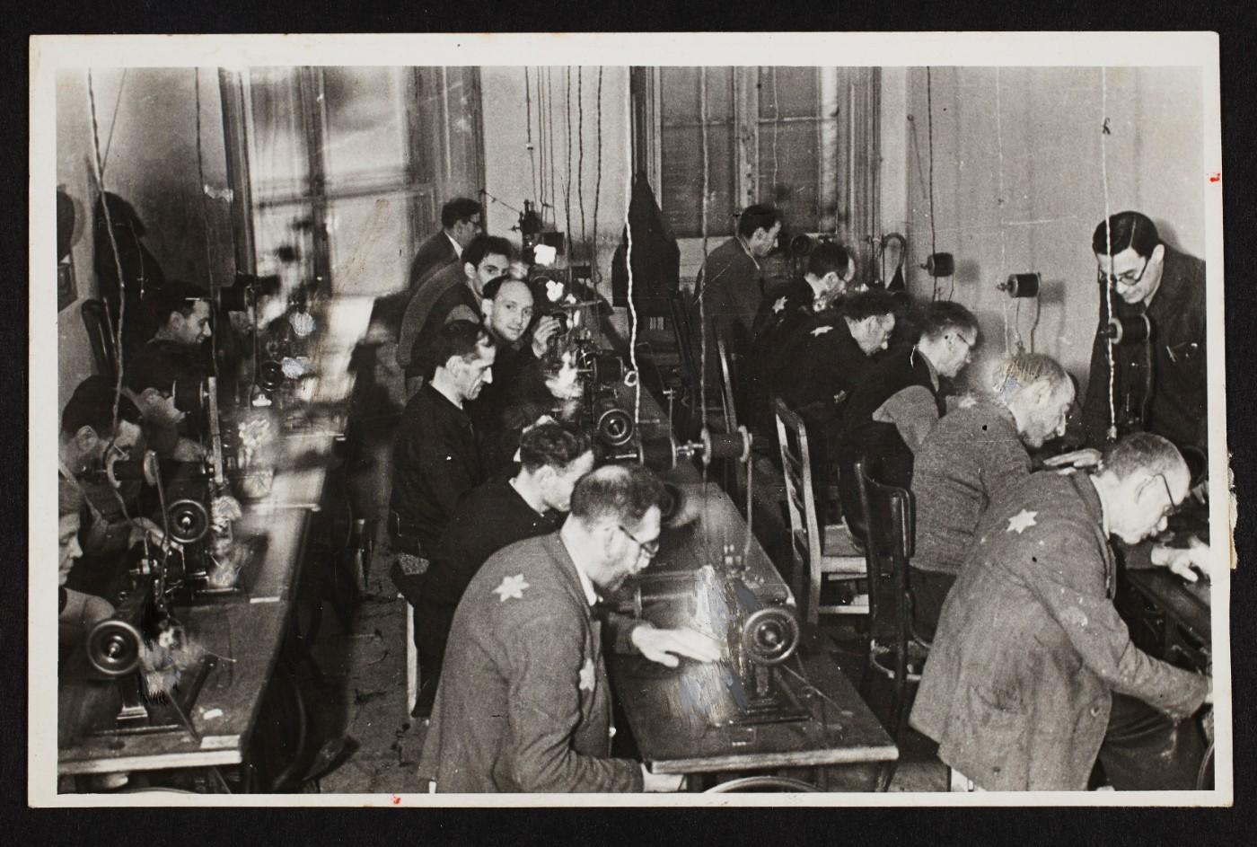 Henryk Ross, Industry: workers in the textile workshop sewing, 1940-1944