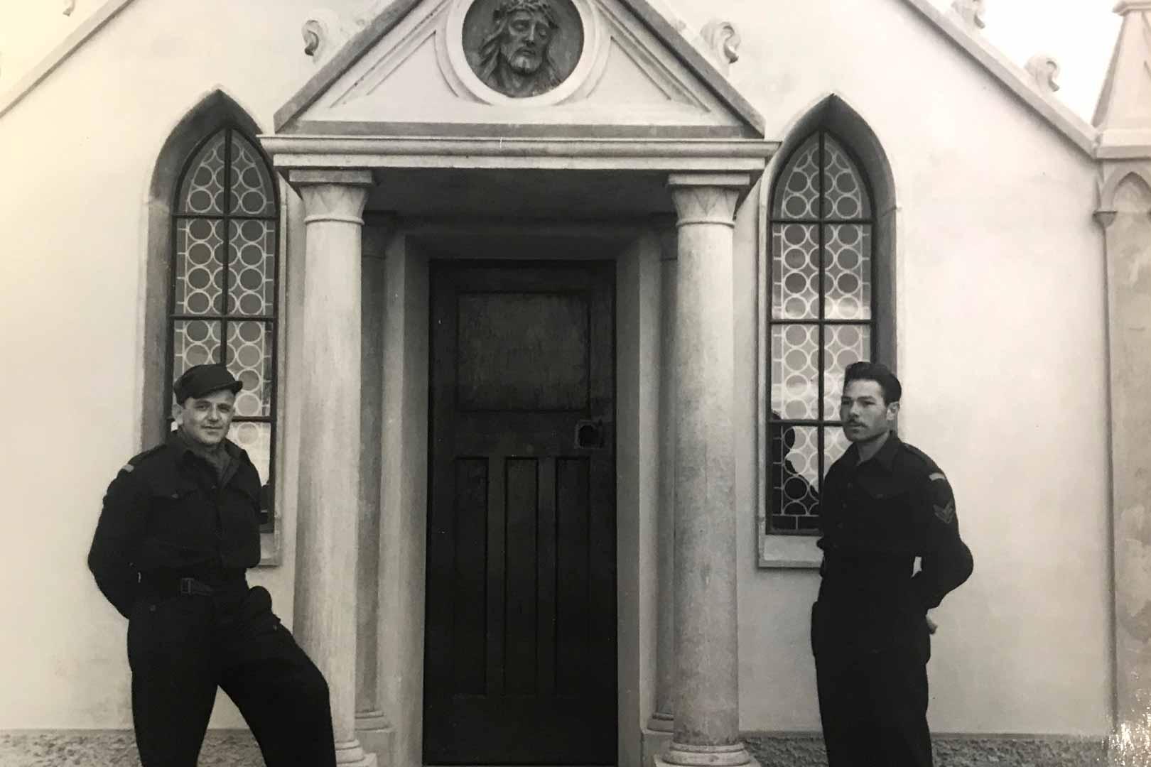 Domenico Chiocchetti (left) with camp blacksmith Giuseppe Palumbi in the summer of 1944.