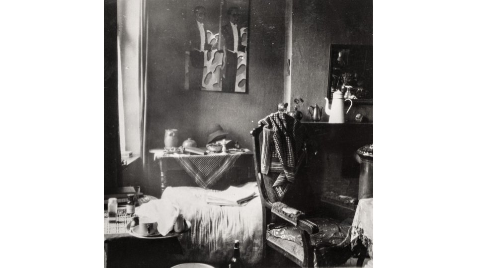 René Magritte / Paul Nougé, Intérieur de Paul Nougé, en arriere plan "Portrait de Paul Nougé" (1927), c. 1928